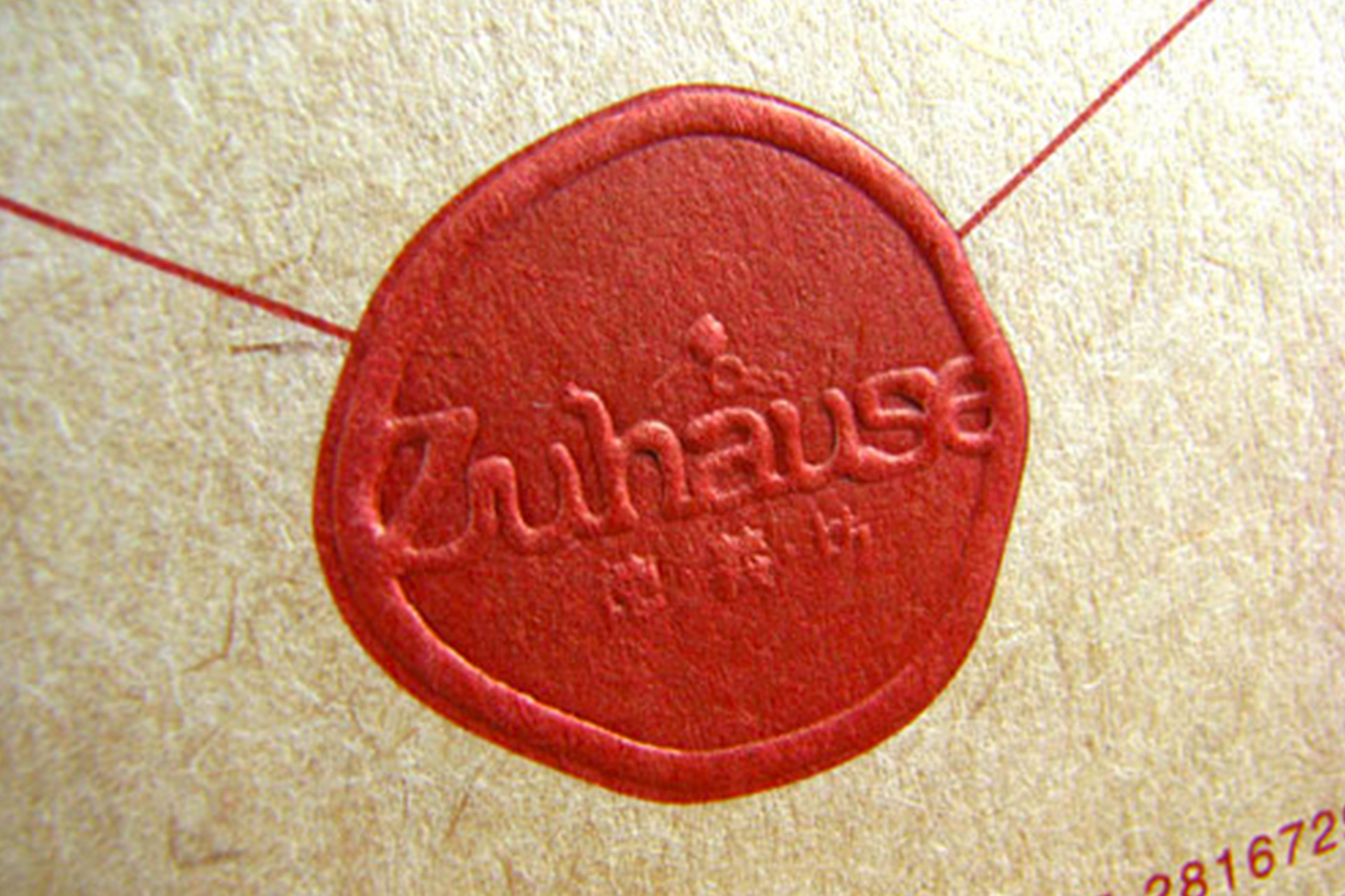 LOGO設計和名片設計往往是品牌推廣的重點,提取LOGO的元素,如顏色、符號等,讓名片設計和LOGO設計產生呼應,使設計更為整體,同時也為之後的企業識別系統(CIS)提供延續,其實不只是名片,其他例如DM設計、型錄設計、菜單設計等視覺平面設計也常採用這種做法,帶給品牌設計更多的可能性。